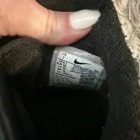 Women’s size 7 Nike. Excellent condition. - Picture 4 of 4